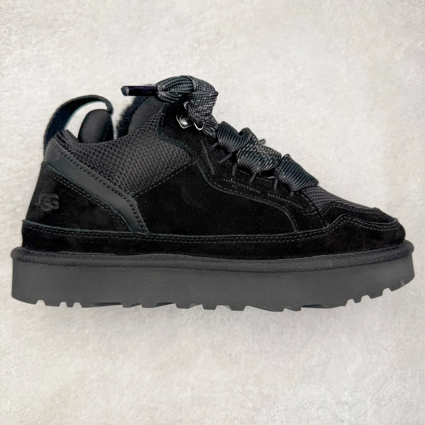 Pick up locally💰640 UGG 4032 Meyer autumn and winter sheepskin and fur integrated snow boots. All shoes are made of ZP from the same factory. Longfeng A-grade Australian imported sheepskin and fur integrated. Men's and women's boots brand OEM production line fully follows the ZP process. OEM original pattern maker adheres to the principle of no original shoes and no development selection. Pay attention to every detail. The most authentic version on the market TREADLITE "Light Wing" technology outsole Lightweight/durable/flexible/pile size: 35 36 37 38 39 40 41 42 43 44 45 Coding: by3936030